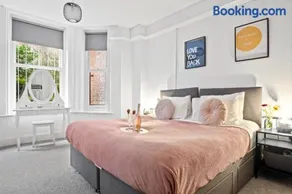 Spacious one bed Apartment, contractor friendly, Sleeps 6, FREE Secure Parking, Near Beach - Image 2