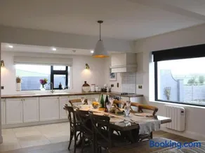 Willow Lodge Cashel- Rock View-Sleeps 8 guests-Spacious- Cosy - Image 3