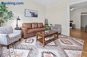 Simple Comfort 1 Bed 1 Bath Near Downtown Indy - Image 3