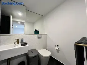 Midnight Luxe 2BR 2Bath 2Car 528 in the heart of Braddon Pool Sauna Gym Secure Parking Wifi Wine - Image 3