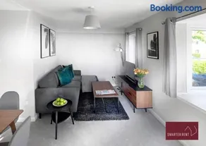 Stylish 4 bedroom Townhouse - Central Wokingham - Image 2