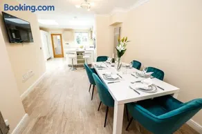 Central Windsor Stunning 4 Bedroom Spacious Modern House - Image 3