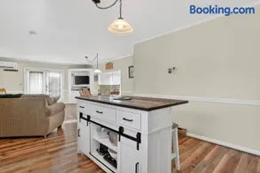 Surf & Turf - Great Home Located on South Main - Image 1