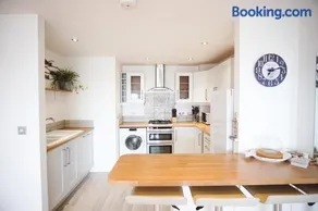 Stunning Two Bed Sea View Apartment with Pool & Gym - Image 4