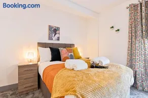 4 Bed - City Centre - TVs in Every Room - Contractors - Image 1