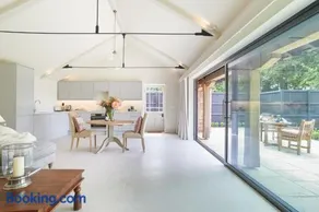 Private and Romantic Garden House - Image 2