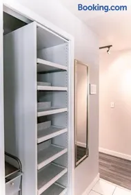 4-bedroom Burlington with AC & Wifi - Image 4