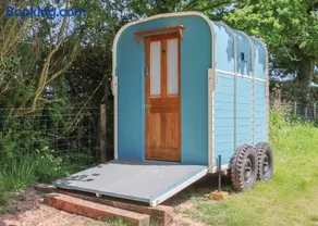 Bowhayes Farm - Camping & Glamping - Shepherd's Hut 'Pippin' - Image 3