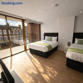 Heavenly Home Stay in London Near City Airport - Image 2