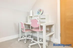Contemporary 3 Bedroom Fully Detached Town House - Image 4
