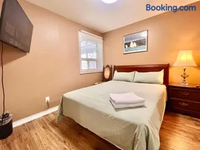Renovated Rooms 10-min to Finch Subway Near Yonge St - Image 2