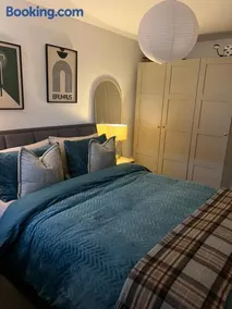 Room at Wallington Green room for professionals, near station, 30 min to London Bridge, 27 min to LDN Victoria - Image 3