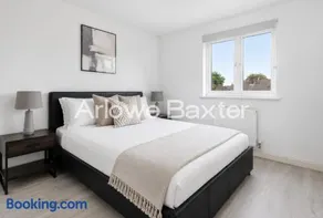 West Thurrock 4-Bed Townhouse for Work & Families - Image 3