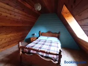 Cabine nestled in nature - Image 2
