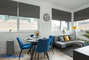 Deluxe 2 bed, 2 bathroom Milton Keynes apartment within walking distance to train station and City centre. - Image 3