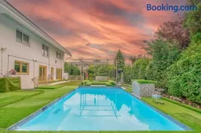 Bayside Queens 6BR Gated Home with Private Heated Pool Game Room and Water Views - Image 1