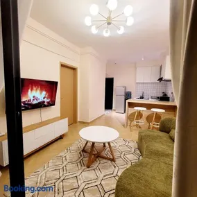 Favorite Staycation by Janice - Modern Comfort Near Airport - Image 3