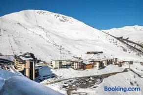 4 personnes au pied des piste et sentier de randonné - Image 3