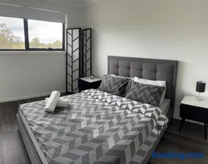 Room in western Sydney with private bathroom - Image 1