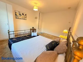 Charming Two Double Bedroom Maisonette with Garden - Image 2