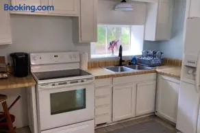 Tucked Away Newly Renovated 4 Bedroom 2 Bath Sleeps 12 - Image 5