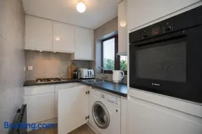 Garden, Driveway, Private, Nr Windsor & Great Park - Image 5