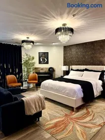 Stylish Modern Basement Suite W Private Entrance - Image 4