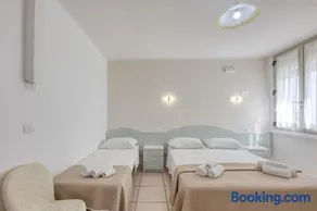Camere almaredamarra a 50 m dalla spiaggia sabbiosa e 200 m dal centro - Image 2