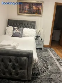 TJ Homes - Luxury Studio Suite with Garden View - Next to tube station London - Image 2
