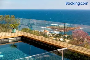 Sea-view villa for 8 guests with heated pool - Image 1