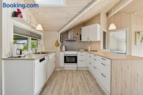 Cozy Holiday Home Near Beach And Town - Image 2