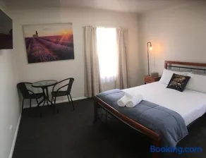 3ree- Spacious & Charming Apartment - Image 3