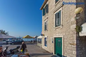 Seafront apartment in historical Cippico castle - Image 4