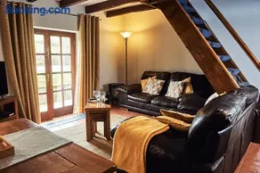 Penuwch Boathouse, Waterside Cottage with indoor Pool, Sauna & Parking - Image 3