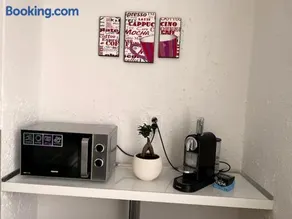Bright and Comfy Apartment with Free Parking - Image 4