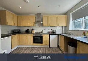 Spacious Townhouse with Garden - Image 5