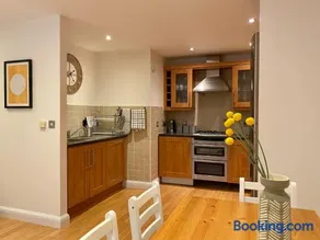 Amazing 2-bedroom apartment with lovely sea views - Image 5