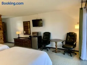 Bridge Inn Tomahawk -1st Floor, 2 Queen Size Bed, Walkout, River View - Image 3
