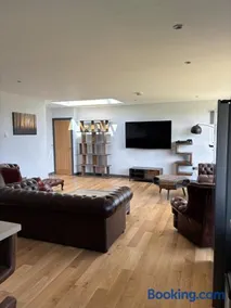 Elegant & Luxurious 4 Bedroom Holiday Home MV - Image 4