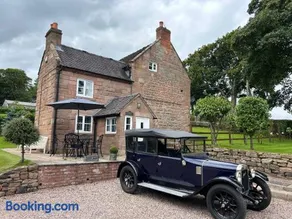 Beautiful Rustic Farmhouse sleeps 5 Near Alton Towers, Polar Bears, Peak District - Image 2