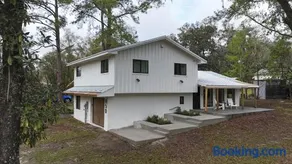 Luxury 4BR Home with Jacuzzi Patio and Game Room Near Downtown - Image 4