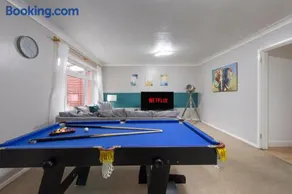 4 BR Maidstone Spacious House -Drive Parking sleeps 7 - Image 1