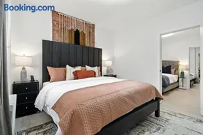 Modern and Spacious 3BR Private Parking 15min NYC - Image 3