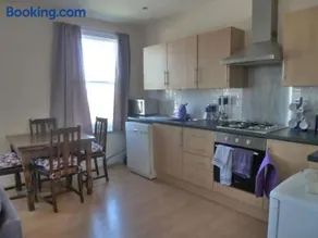 Top floor flat with sea view - Image 2