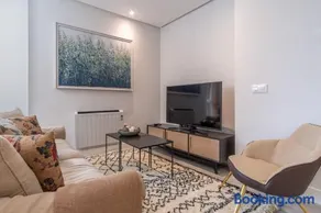 Chic Central Madrid Apartment with Light - Image 1