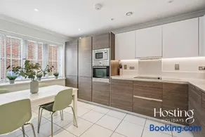 Lavender House - 4-Bedroom Family Home in Maidenhead with Parking - Image 2