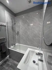 House in Hemingfield, Ideal for Contractors and Long Stays - Image 3