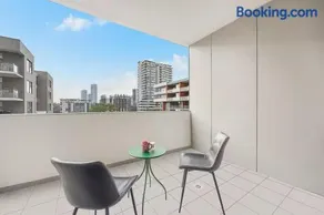 Staycation Vibes Resort-Style 2BR Pool & Gym - Image 3