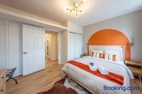 Stylish 2 BD Apt-18 mins from NYC-Steps away Bus stop, Restaurants, Groceries - Image 4