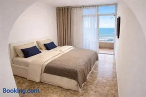 City apartment next to the Sea - Image 5